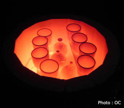 des poteries incandescentes dans le four ouvert