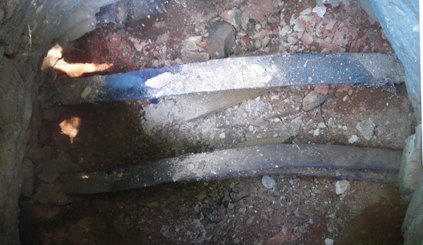 Les rails de chemins de fer qui servaient  poser les plaques d'enfournement se sont courbs au fil des cuissons.