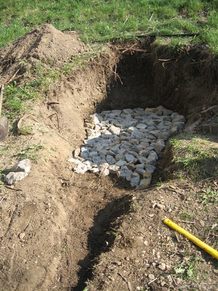 Trou en forme de serrure avec des cailloux disposs au fond.